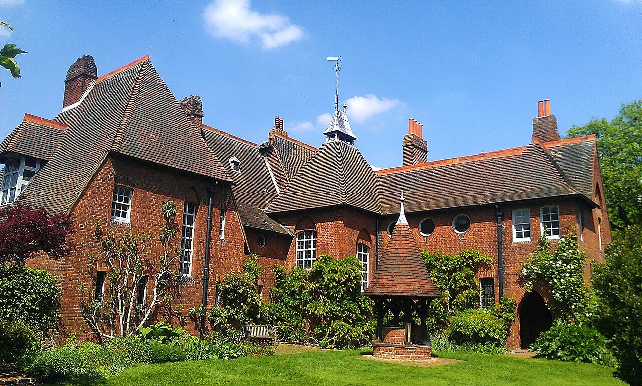 Red House in Bexleyheath, the red brick home Philip Webb designed for William and Jane Morris, with its garden well in front. Ethan Doyle White, CC BY-SA 3.0, via Wikimedia Commons